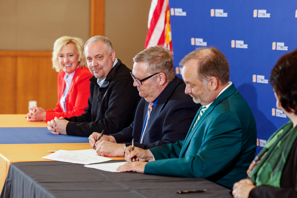 Snow Provost Austin and UVU Provost Vaught Sign Agreement